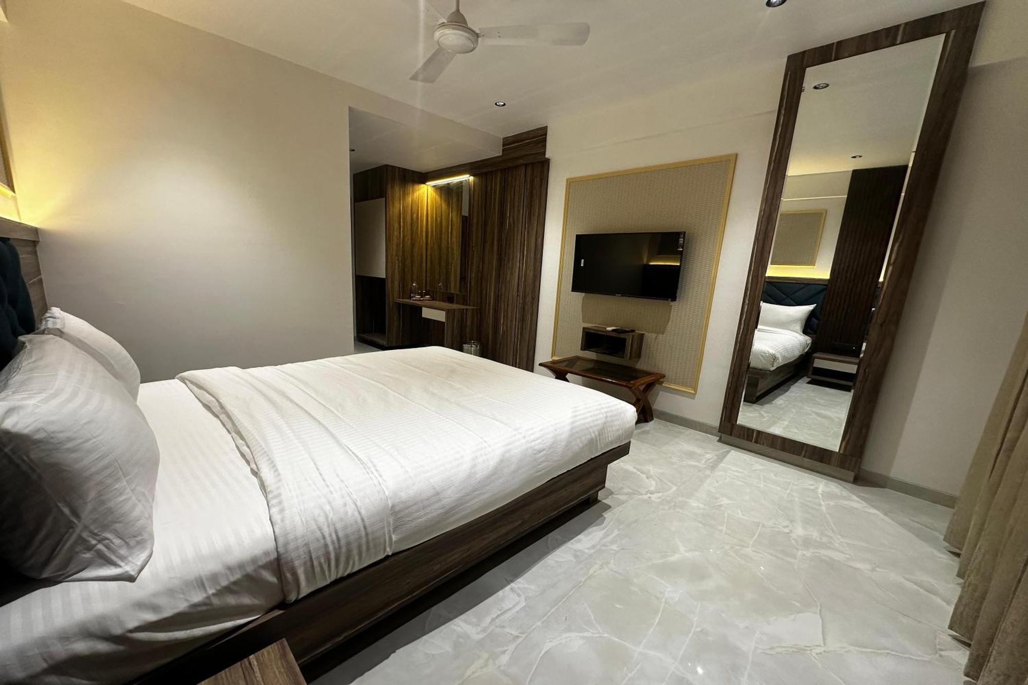 Hotel Kushala Grand, Dombivali Mangrul Exterior photo